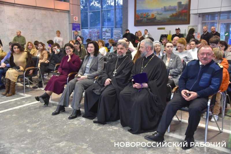 В Новороссийске прошел Сретенский бал. На паркете &ndash; 29 грациозных пар