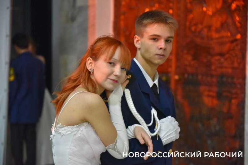 В Новороссийске прошел Сретенский бал. На паркете &ndash; 29 грациозных пар