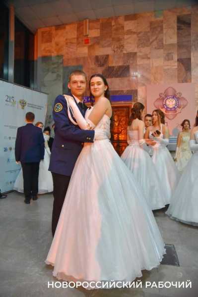 В Новороссийске прошел Сретенский бал. На паркете &ndash; 29 грациозных пар