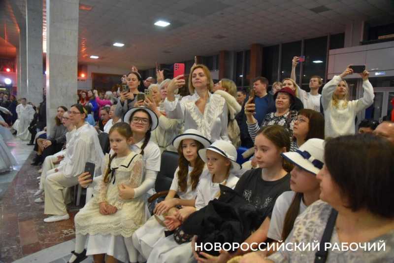 В Новороссийске прошел Сретенский бал. На паркете &ndash; 29 грациозных пар
