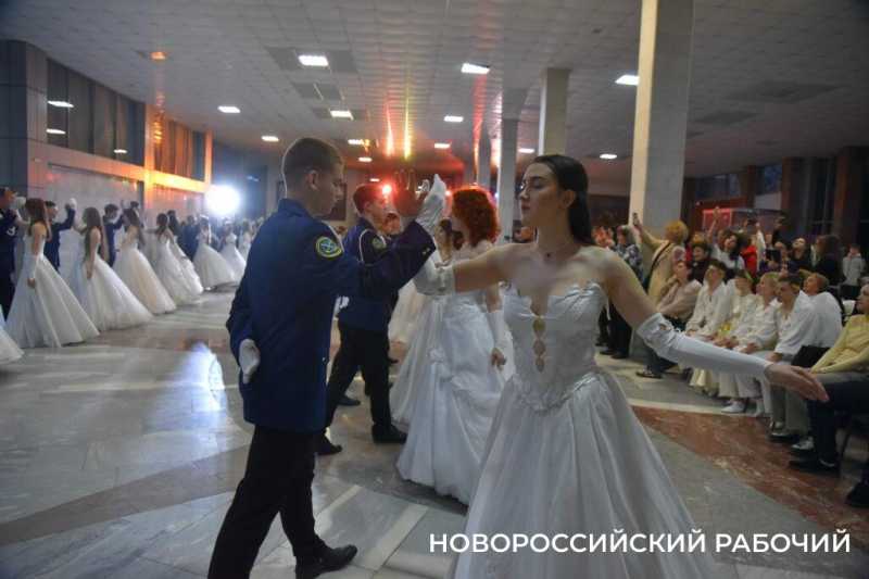 В Новороссийске прошел Сретенский бал. На паркете &ndash; 29 грациозных пар