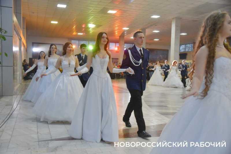 В Новороссийске прошел Сретенский бал. На паркете &ndash; 29 грациозных пар