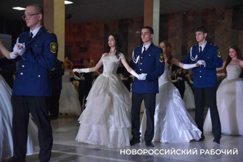В Новороссийске прошел Сретенский бал. На паркете &ndash; 29 грациозных пар