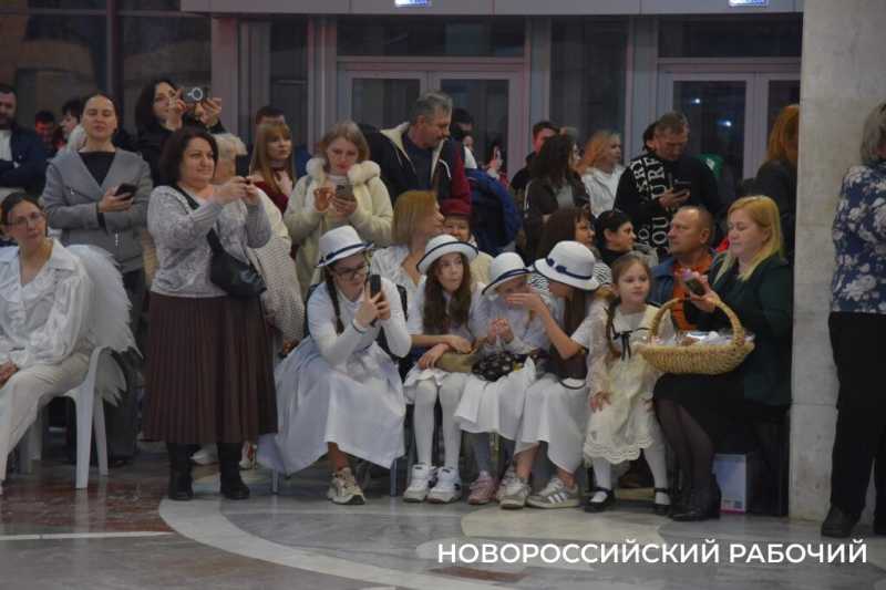 В Новороссийске прошел Сретенский бал. На паркете &ndash; 29 грациозных пар