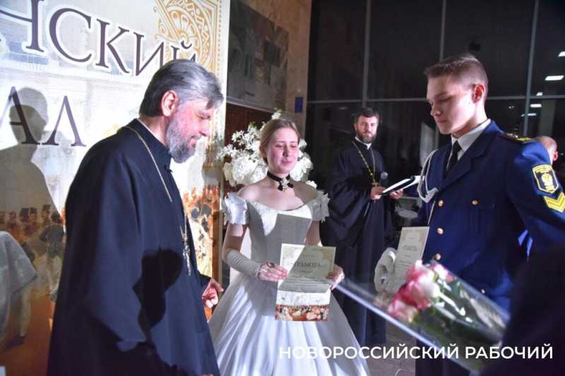 В Новороссийске прошел Сретенский бал. На паркете &ndash; 29 грациозных пар