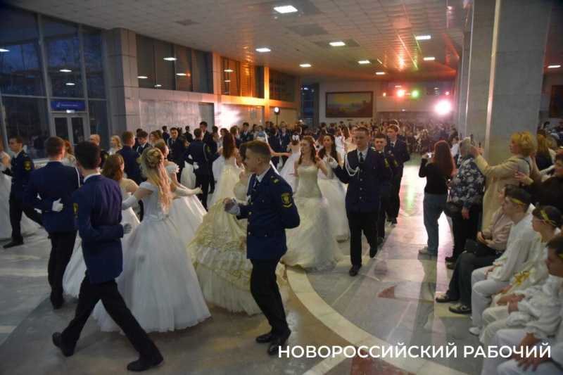 В Новороссийске прошел Сретенский бал. На паркете &ndash; 29 грациозных пар