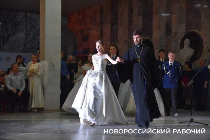 В Новороссийске прошел Сретенский бал. На паркете &ndash; 29 грациозных пар