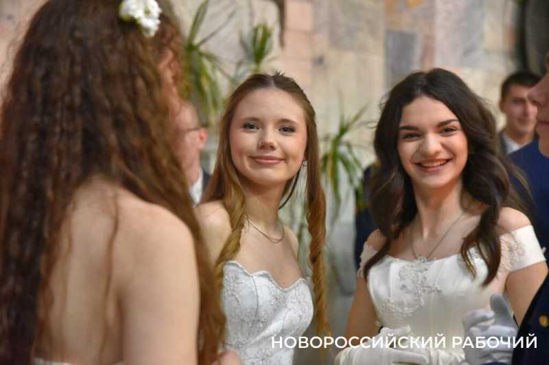 В Новороссийске прошел Сретенский бал. На паркете &ndash; 29 грациозных пар