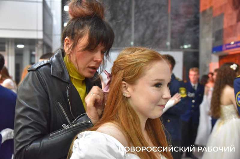 В Новороссийске прошел Сретенский бал. На паркете &ndash; 29 грациозных пар