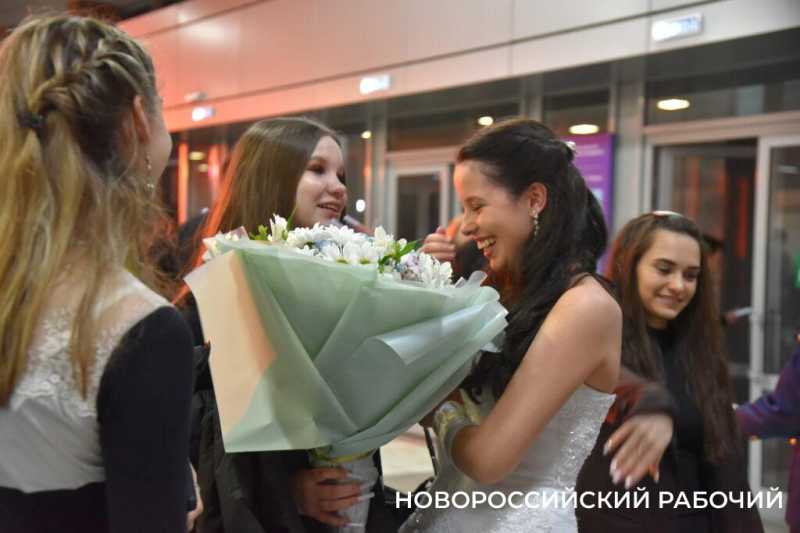 В Новороссийске прошел Сретенский бал. На паркете &ndash; 29 грациозных пар