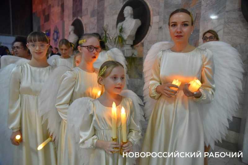 В Новороссийске прошел Сретенский бал. На паркете &ndash; 29 грациозных пар