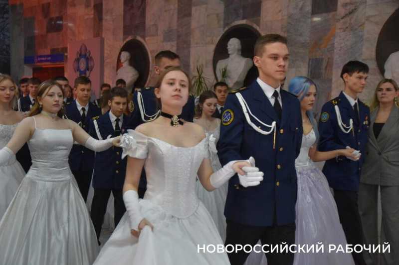 В Новороссийске прошел Сретенский бал. На паркете &ndash; 29 грациозных пар