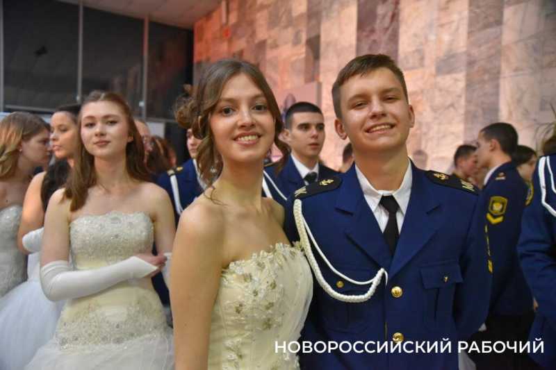 В Новороссийске прошел Сретенский бал. На паркете &ndash; 29 грациозных пар