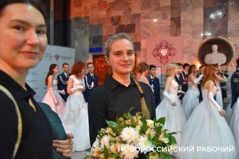 В Новороссийске прошел Сретенский бал. На паркете &ndash; 29 грациозных пар