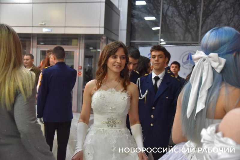 В Новороссийске прошел Сретенский бал. На паркете &ndash; 29 грациозных пар