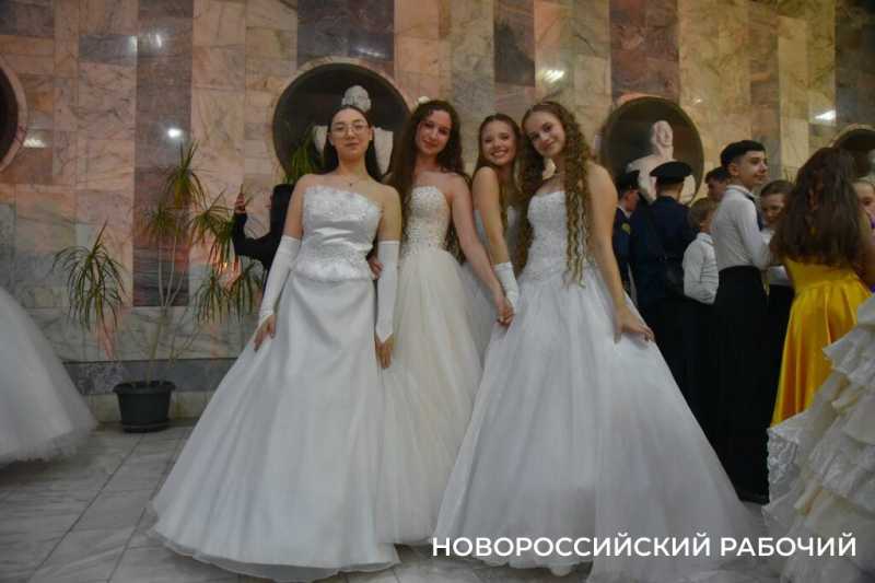 В Новороссийске прошел Сретенский бал. На паркете &ndash; 29 грациозных пар