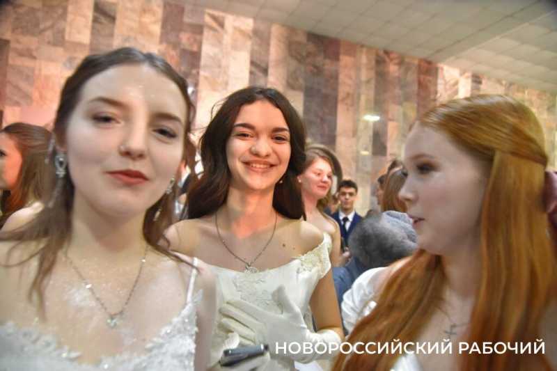 В Новороссийске прошел Сретенский бал. На паркете &ndash; 29 грациозных пар