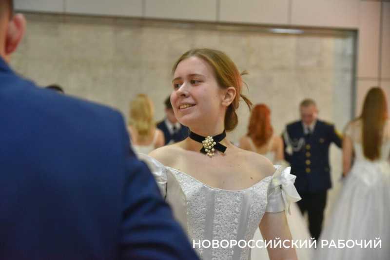 В Новороссийске прошел Сретенский бал. На паркете &ndash; 29 грациозных пар