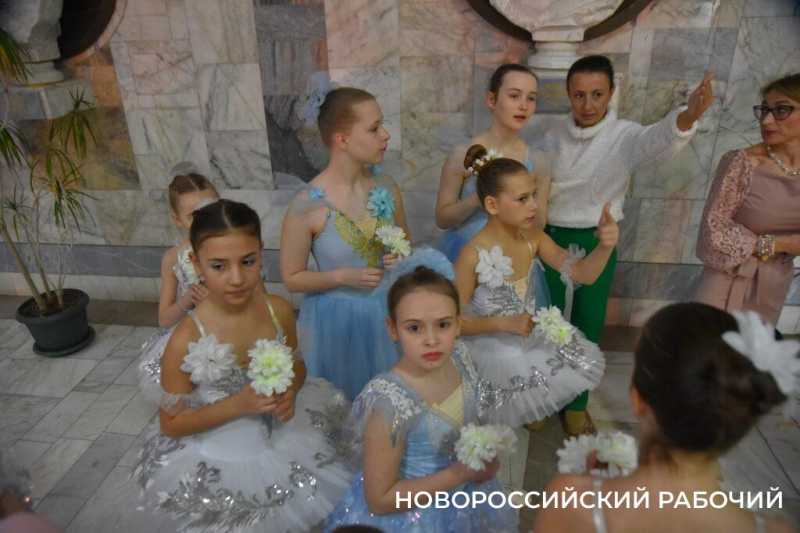 В Новороссийске прошел Сретенский бал. На паркете &ndash; 29 грациозных пар