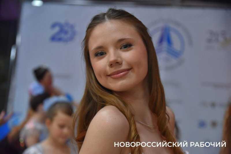 В Новороссийске прошел Сретенский бал. На паркете &ndash; 29 грациозных пар