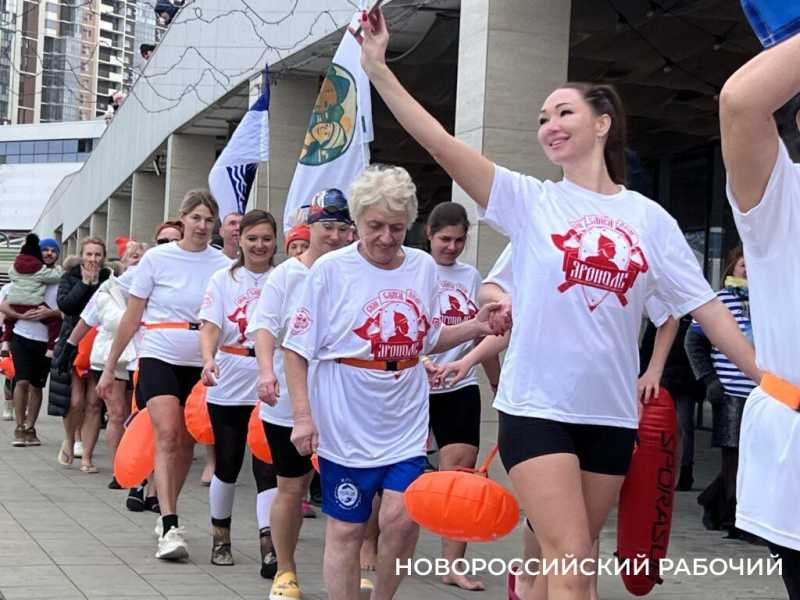 В Новороссийске в преддверии «Бескозырки» моржи развернули Георгиевскую ленту в море