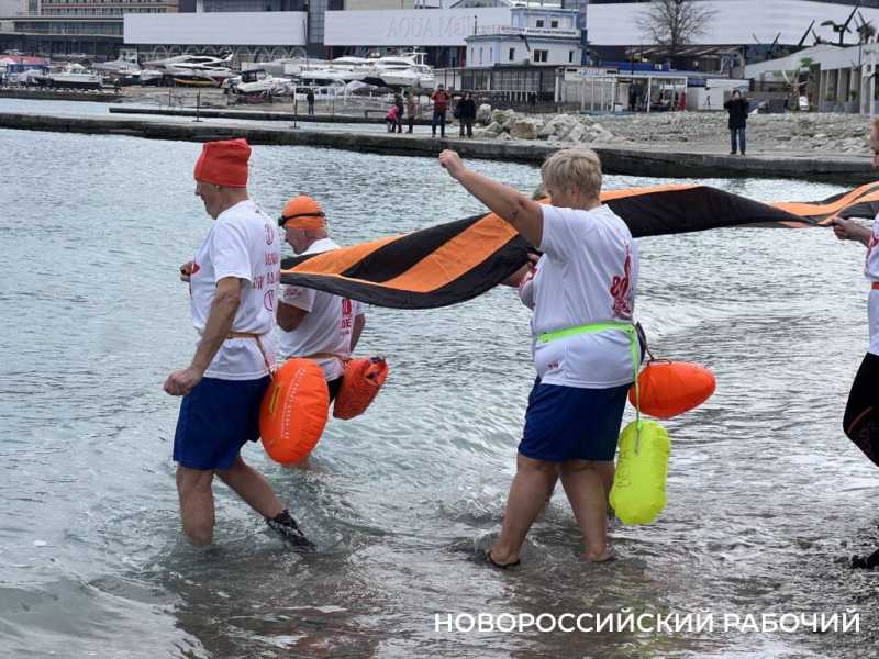 В Новороссийске в преддверии «Бескозырки» моржи развернули Георгиевскую ленту в море