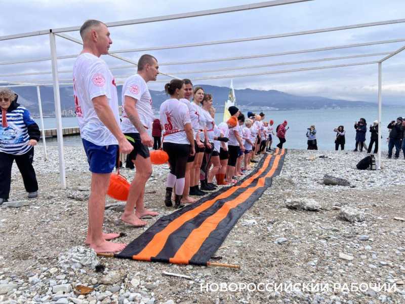 В Новороссийске в преддверии «Бескозырки» моржи развернули Георгиевскую ленту в море