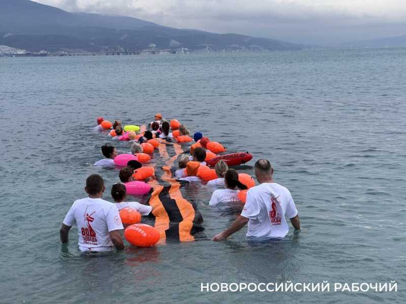 В Новороссийске в преддверии «Бескозырки» моржи развернули Георгиевскую ленту в море