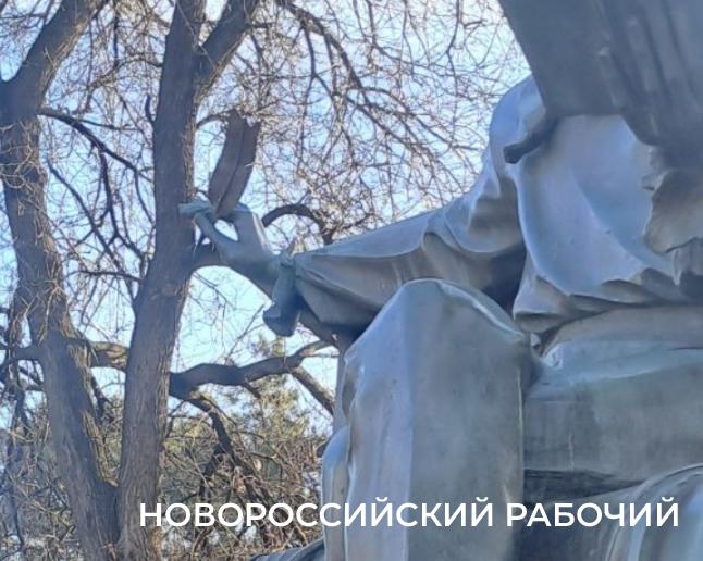 В Новороссийске вандалы погнули перо Александра Сергеевича Пушкина