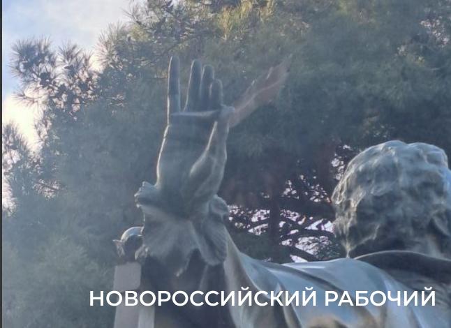 В Новороссийске вандалы погнули перо Александра Сергеевича Пушкина