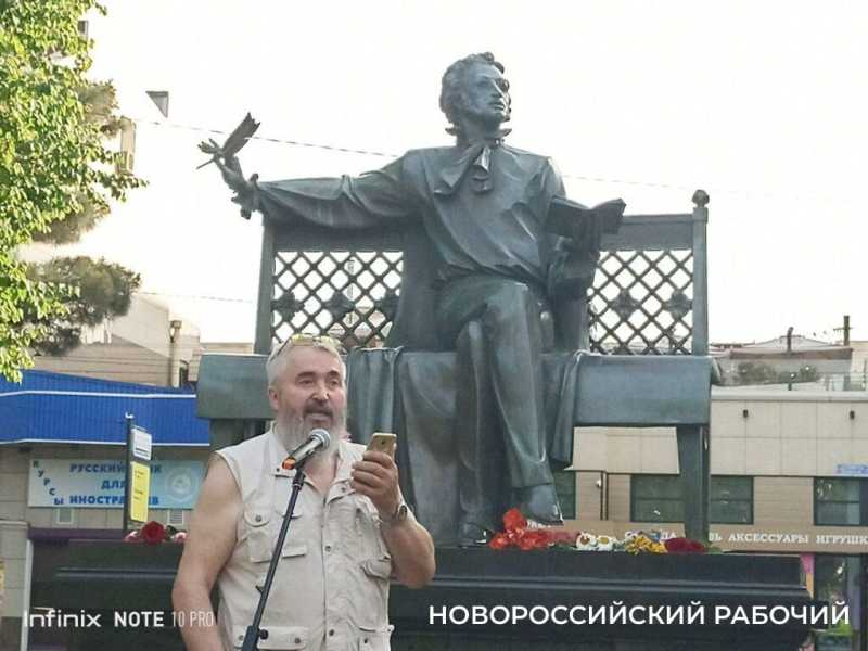 В Новороссийске вандалы погнули перо Александра Сергеевича Пушкина
