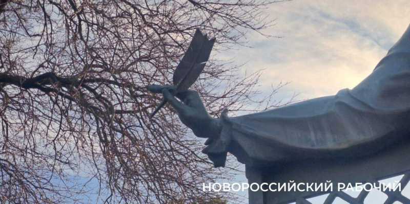 В Новороссийске вандалы погнули перо Александра Сергеевича Пушкина