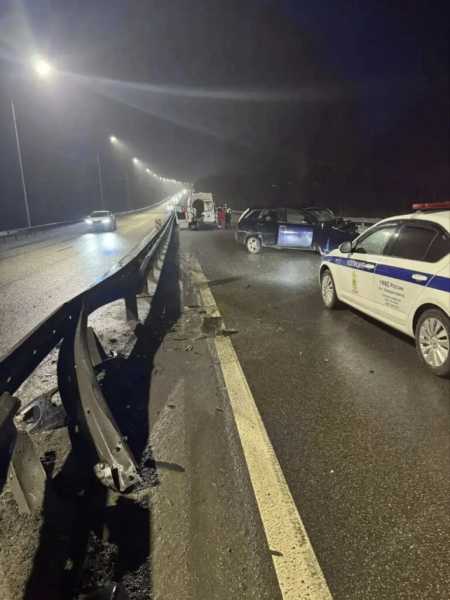 В Новороссийске восемнадцатилетний водитель наехал на леерку, а его пассажиры оказались в больнице