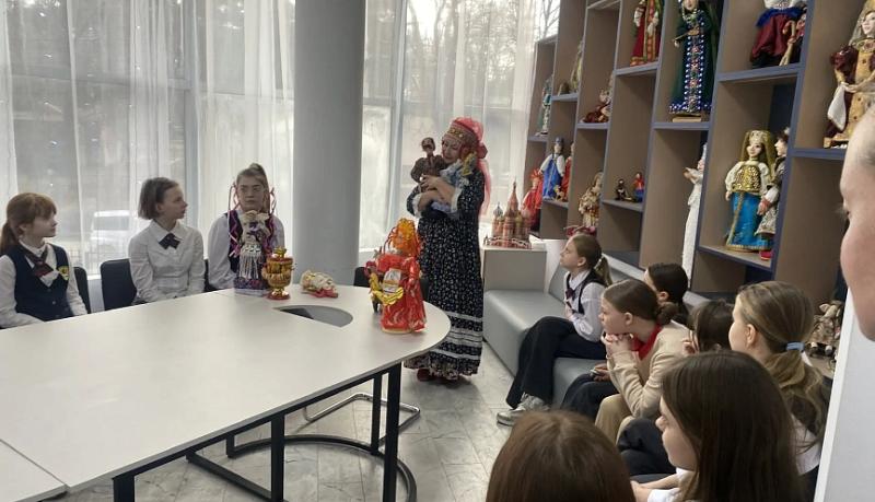В новороссийском «Доме дружбы» состоялся веселый и познавательный мастер-класс по игре на деревянных ложках