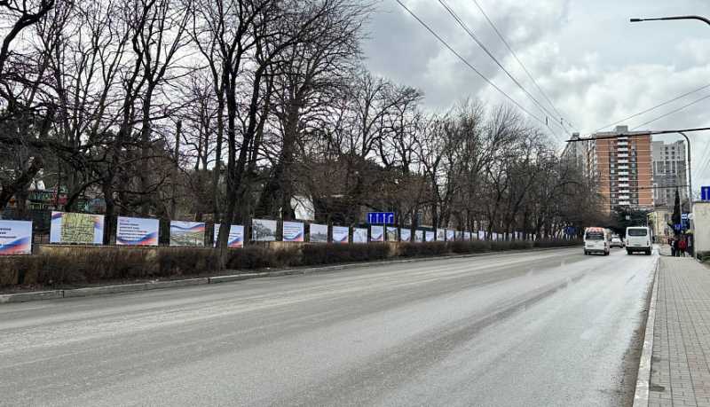 В парке им. В.И. Ленина и на улице Революции 1905 года установлены баннеры, рассказывающие о героической истории Новороссийска