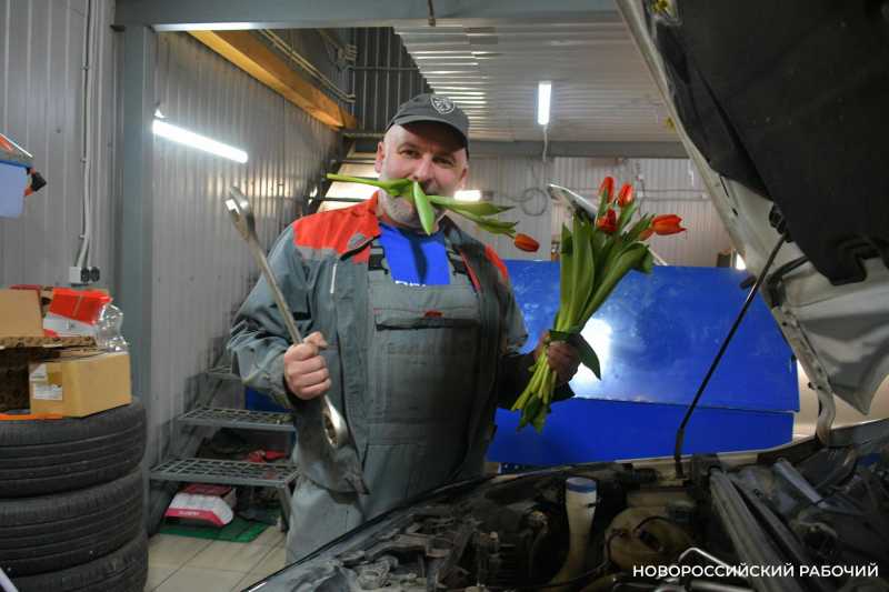 8 марта. Хочется поздравить всех женщин! Но жена против