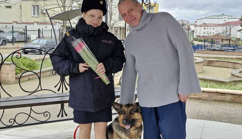 Цветы и комплименты: новороссийские общественники поздравили женщин-полицейских с 8 Марта