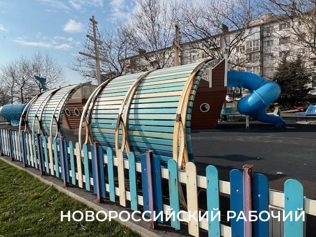 Детская площадка в центре Новороссийска превратилась в опасный аттракцион