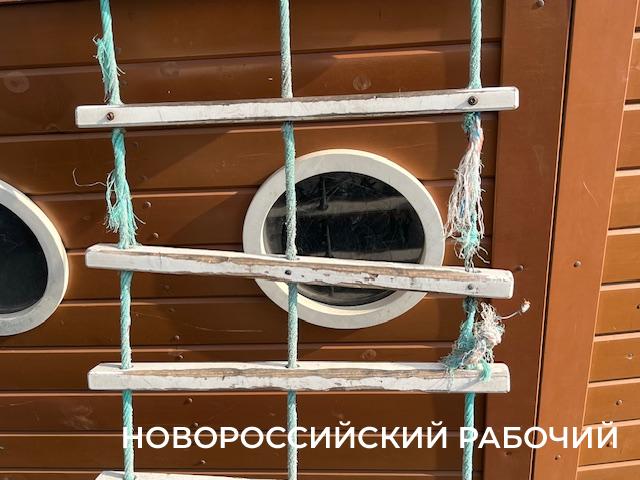 Детская площадка в центре Новороссийска превратилась в опасный аттракцион