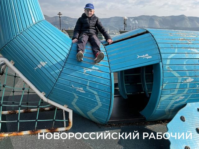 Детская площадка в центре Новороссийска превратилась в опасный аттракцион