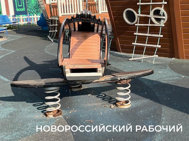 Детская площадка в центре Новороссийска превратилась в опасный аттракцион