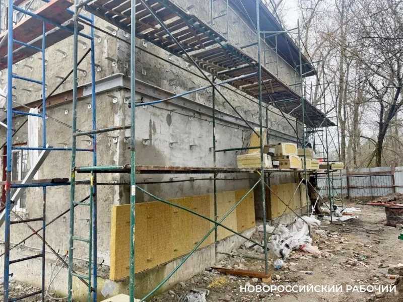 Детскую школу искусств в пригороде Новороссийска ремонтируют по графику