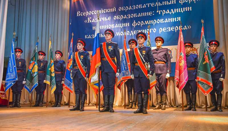 Директор новороссийской школы №25 Ольга Кумпан получила награду от имени атамана Всероссийского казачьего общества