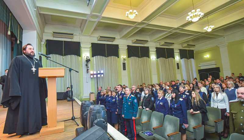 Директор новороссийской школы №25 Ольга Кумпан получила награду от имени атамана Всероссийского казачьего общества