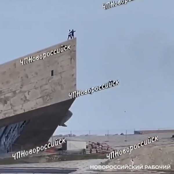 Граждане снова полезли на мемориал Малая земля в Новороссийске