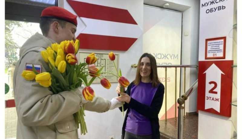 Юнармейцы прошли &laquo;Километр красоты&raquo;, чтобы поздравить женщин Новороссийска с 8 Марта