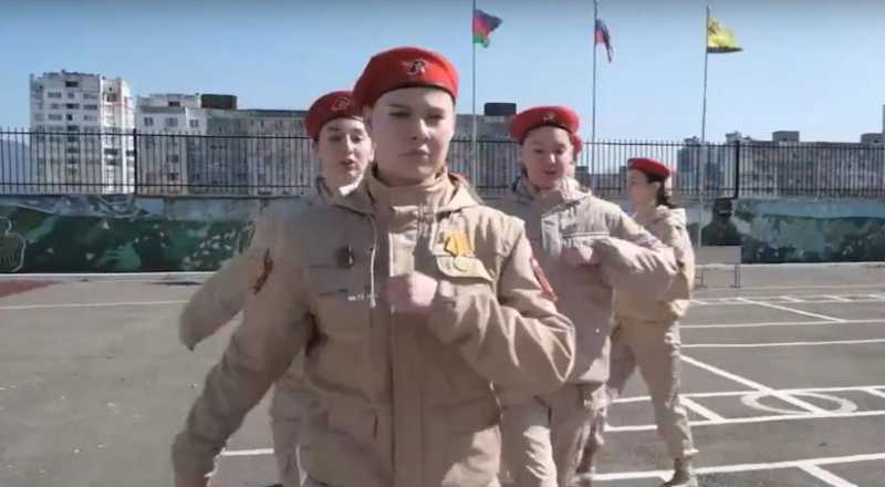 Красота вне формы, честь &ndash; вне времени: в городе-герое Новороссийске прошла военно-спортивная игра &laquo;Девушки в погонах&raquo;