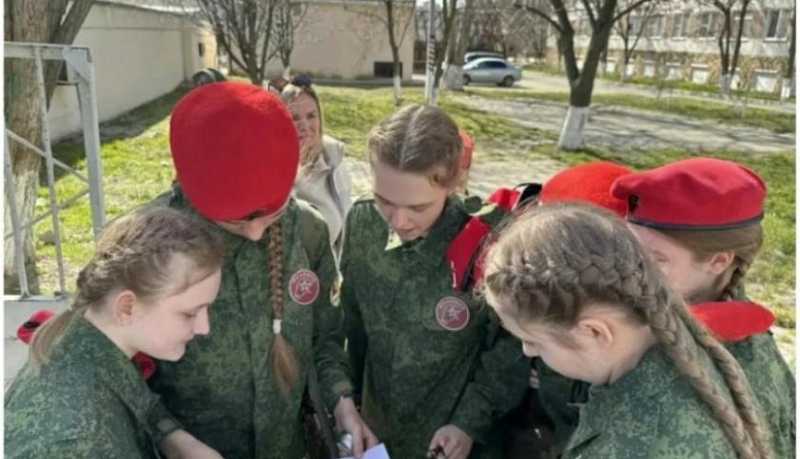 Красота вне формы, честь &ndash; вне времени: в городе-герое Новороссийске прошла военно-спортивная игра &laquo;Девушки в погонах&raquo;