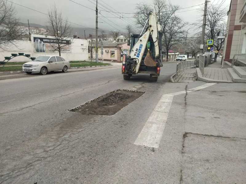 На дорогах Новороссийска ям стало еще больше