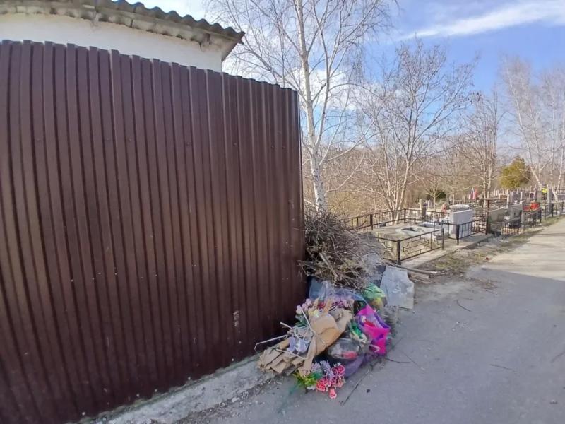 На кладбищах Новороссийска кучи мусора лежат рядом с полупустыми &laquo;лодочками&raquo;